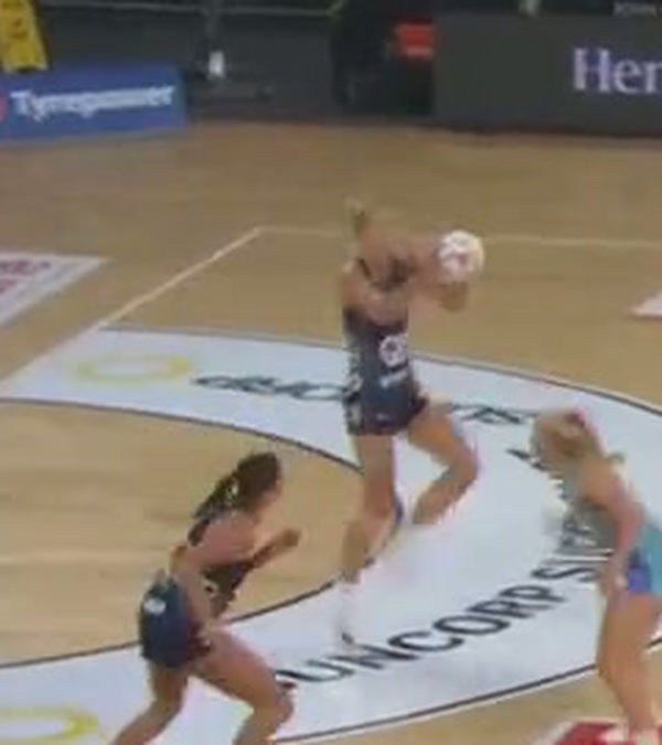 Zoomed view of the GK at the catch: the ball is in her hands and her right foot is still on the floor